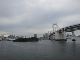 台場公園からレインボーブリッジを望む風景