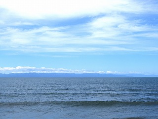 越後七浦シーサイドライン・浦浜海水浴場から望む佐渡島の風景