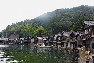 伊根の舟屋、静かな海際に並ぶ風景