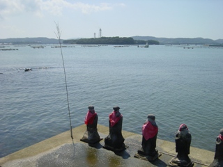 海中に祀られる「はらほげ地蔵」の風景