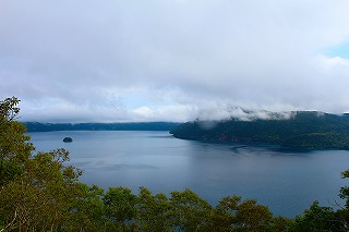 摩周湖、鈍色の空の下の風景