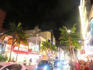 那覇・国際通りの夜の風景