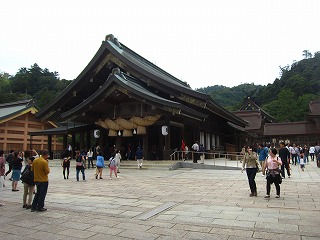出雲大社、拝殿と本殿の風景