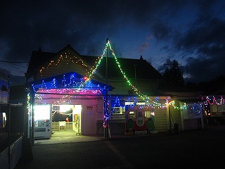 養老渓谷駅、ライトアップされた風景