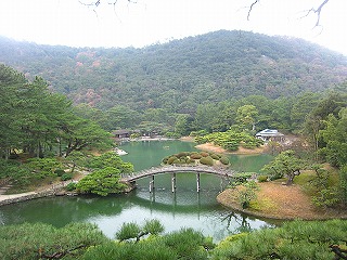 栗林公園、冬の雨の下の風景