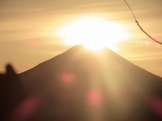 高尾山頂から見たダイヤモンド富士の風景