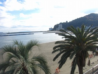 熱海サンビーチ、冬の風景