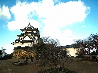 彦根城天守閣、冬空の下の風景