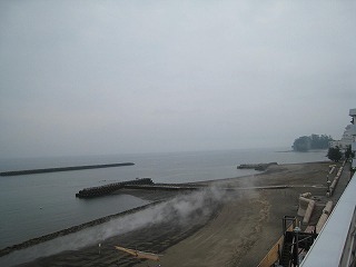 指宿温泉、砂浜から湯気の上がる風景