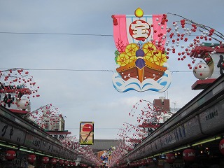 新年の浅草・仲見世通りの風景
