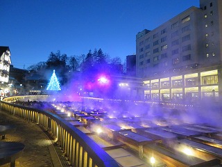 草津温泉、ライトアップされた湯畑の風景