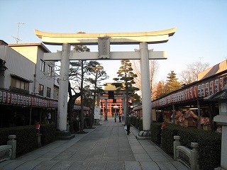 笠間稲荷、鳥居前の風景