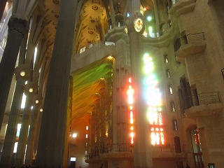 サグラダファミリア、ステンドグラスの光彩の風景