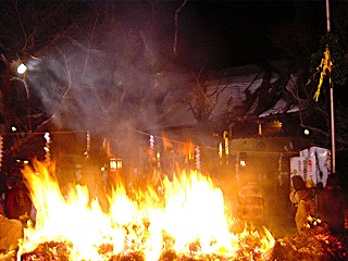 仙台・愛宕神社のどんと祭の風景