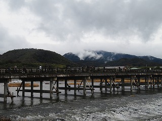 渡月橋、南側から小倉山を望む風景