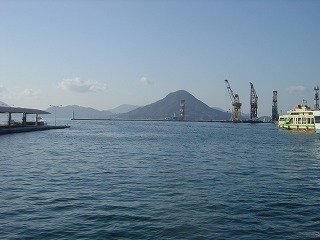 広島港から眺望する似島の風景
