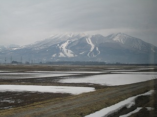 磐越西線の車窓から見た磐梯山・早春の風景
