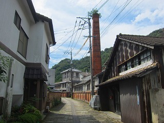 窯元の煙突とトンバイ塀の見える風景